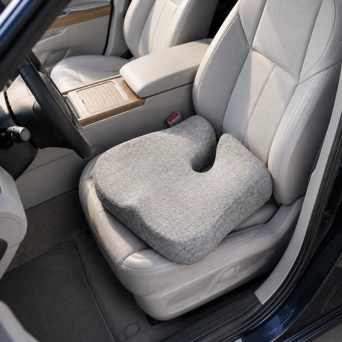 Coussin_d_assise_anatomique_sur_siege_voiture_coccyx