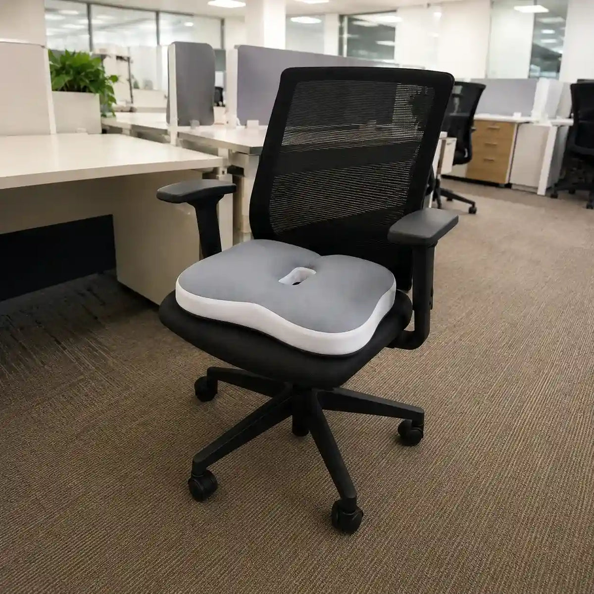 Coussin_d_assise_ergonomique_sur_chaise_bureau_open_space