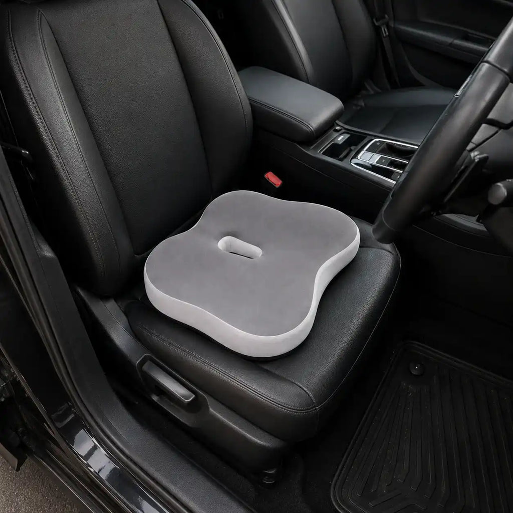 Coussin_d_assise_ergonomique_noir_sur_siege_voiture