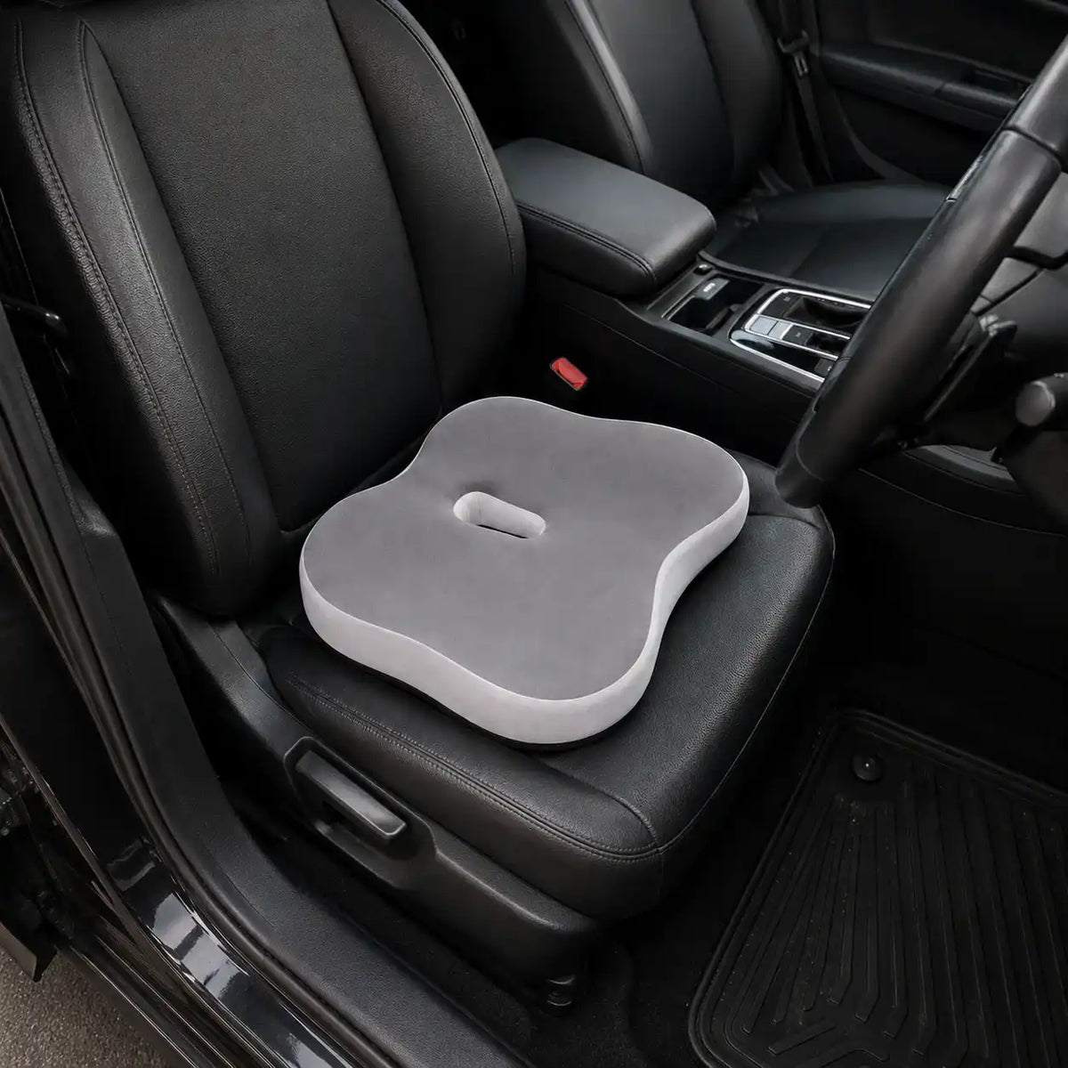Coussin_d_assise_ergonomique_noir_sur_siege_voiture